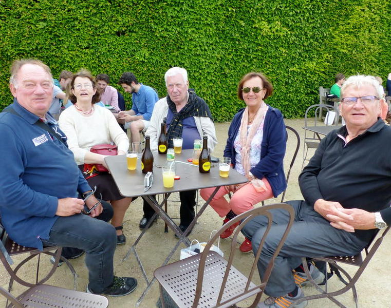 11_P1040752 (Clement).jpg - Les plus éprouvés optent pour, enfin, une pause réparatrice.